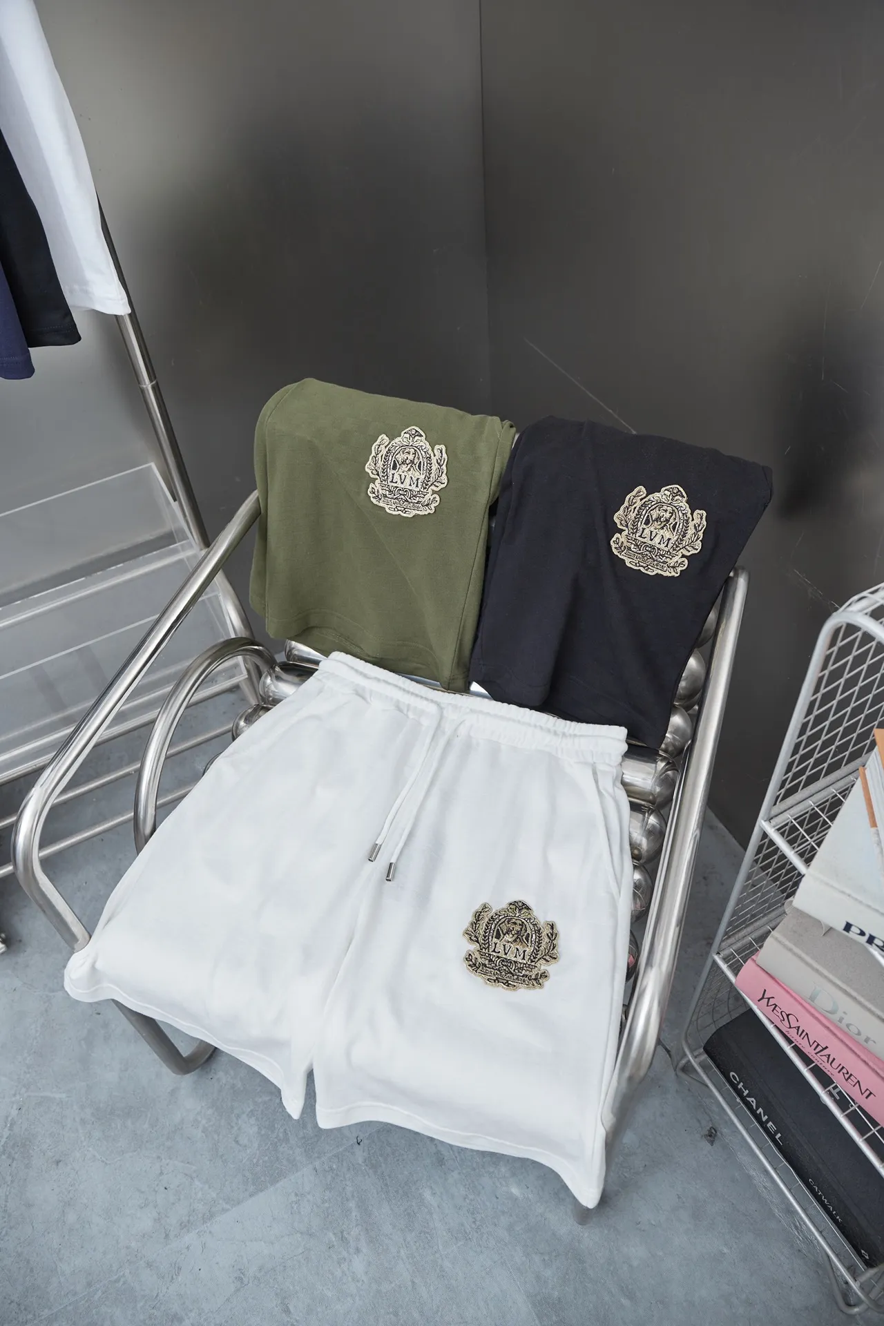 🅿️200 Louis LV 25ss new early spring shorts checkerboard jacquard crown embroidery shorts light luxury essential item for daily commuting for men and women correct version welcome to compare detailed features · piqué jacquard fabric, 100% pure cotton with high count cotton added, dry and avoid stuffiness, made by computer knitting machine or hand weaving machine, the shape is similar to bees. · The gold thread embroidery sealing process is combined, interweaving metal threads with other silk threads · Double-needle stitching across seams · Original main mark, washed tag, branded moisture-proof paper packaging Color: black/white/green Size: S/M/L/XL